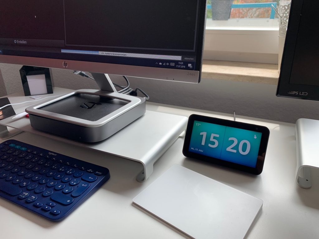 Der Echo Show 5 auf dem Schreibtisch
