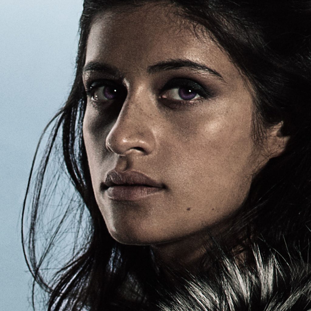 Nahaufnahme von Anya Chalotra als Yennefer.