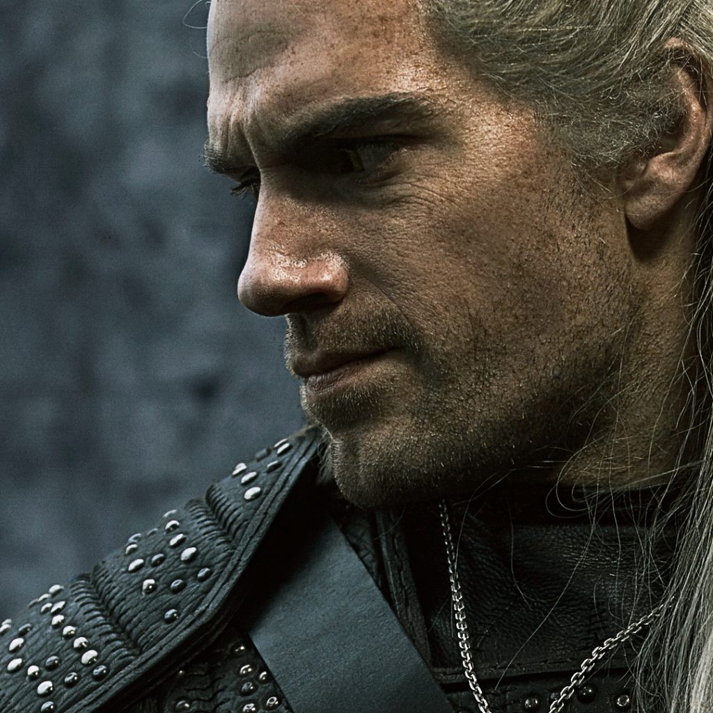Nahaufnahme von Henry Cavill als Geralt von Riva.