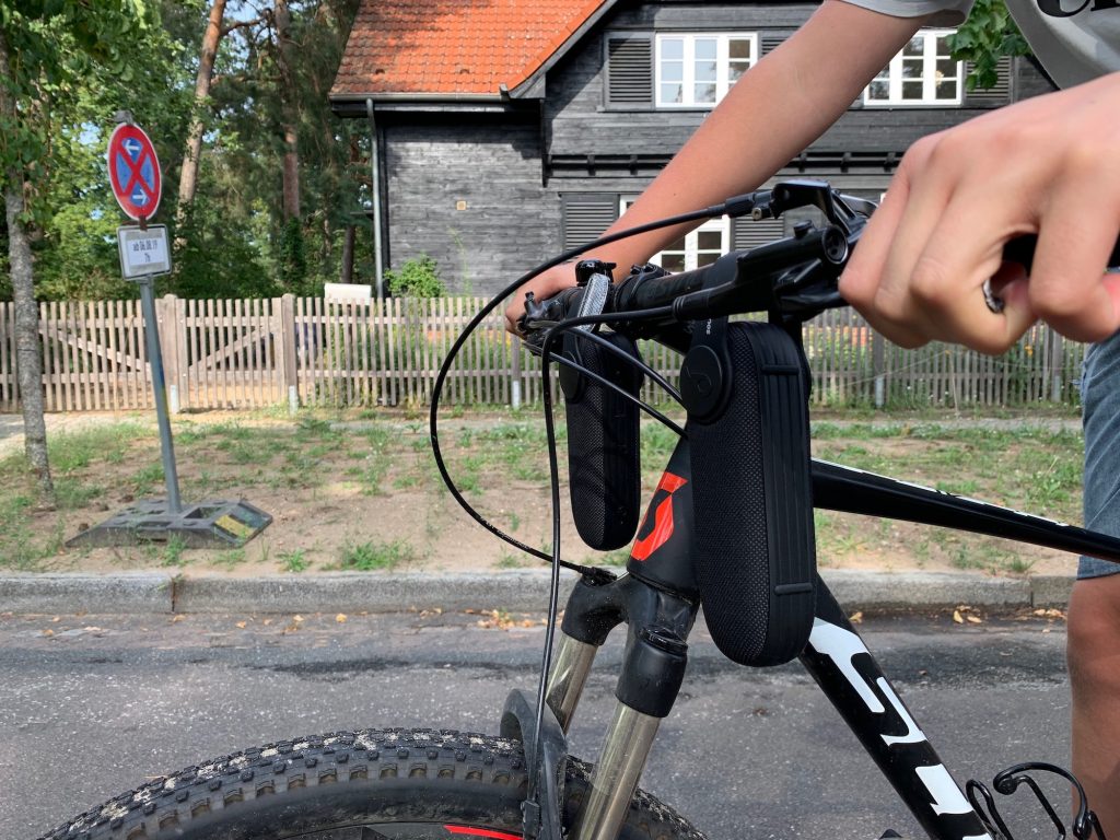 Zwei Soundcore Icons am Fahrrad