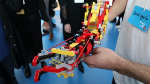 David Aguilar demonstriert seine Armprothese aus Lego / Image by Julia Froolyks