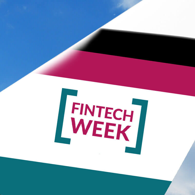 Logo der Fintech Week auf dem Seitenruder eines Flugzeugseiner