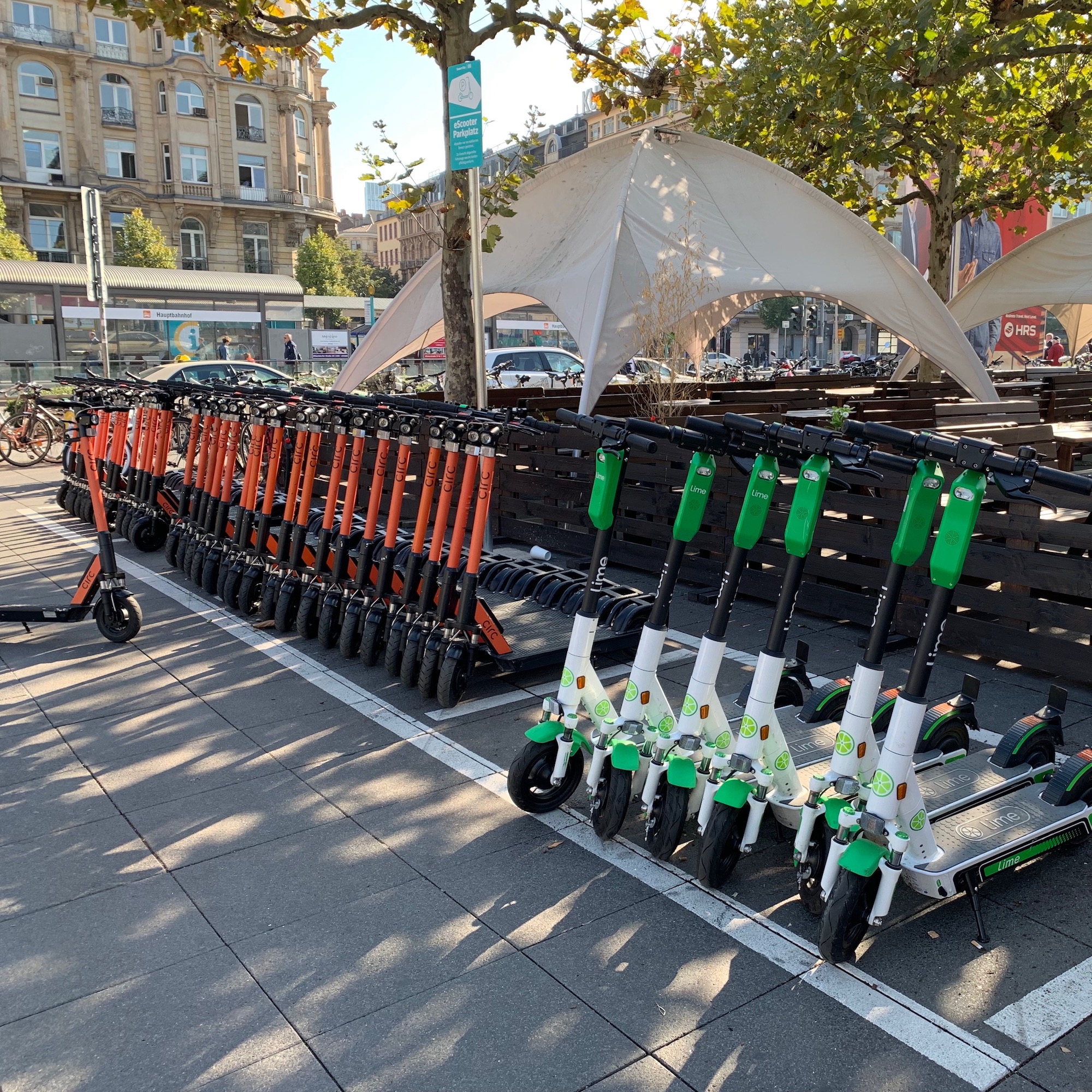 Eine große Ansammlung E-Scooter zum Verleih