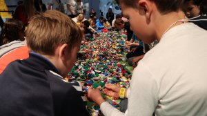 Kinder Bauen Lego / Image by Julia Frooklyn