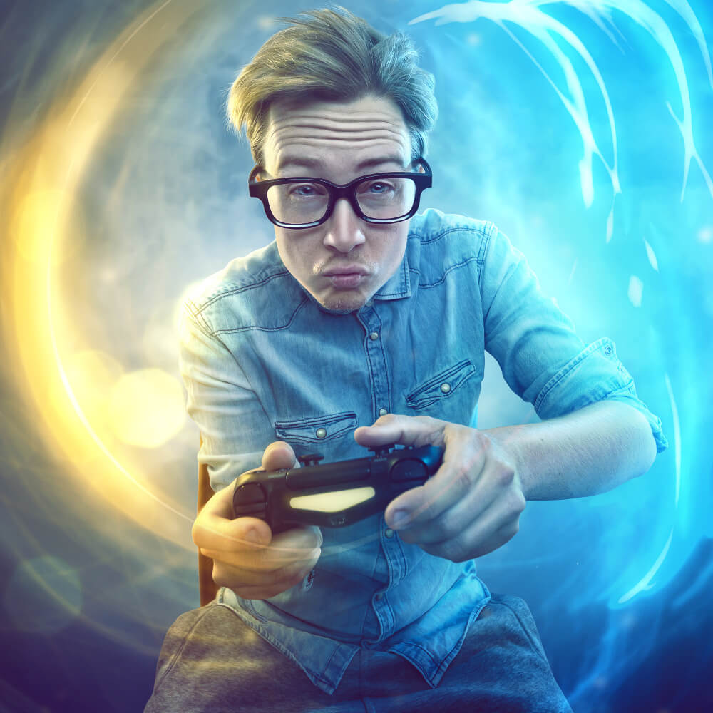 Mann der beim zocken die Power spürt. Titelbild des Artikels für Tipps zum eigenen Let's Play Kanal