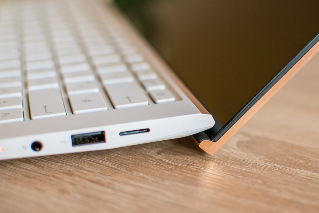 Die Anschlüsse des Asus Zenbook Edition 30