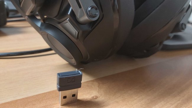 GSP 670 Headset und USB-Dongle. Image by Philipp Bader