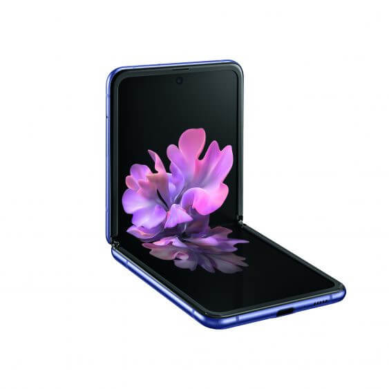 Galaxy Z Flip im halb gefalteten Zustand / Image by Samsung