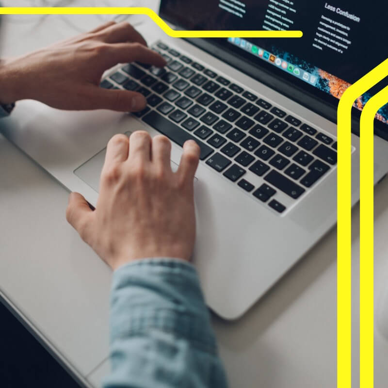 Hände am Laptop - Titelbild zu Firmenwiki-Artikel / Image by Štefan Štefan?ík on Unsplash edited by Moritz Stoll