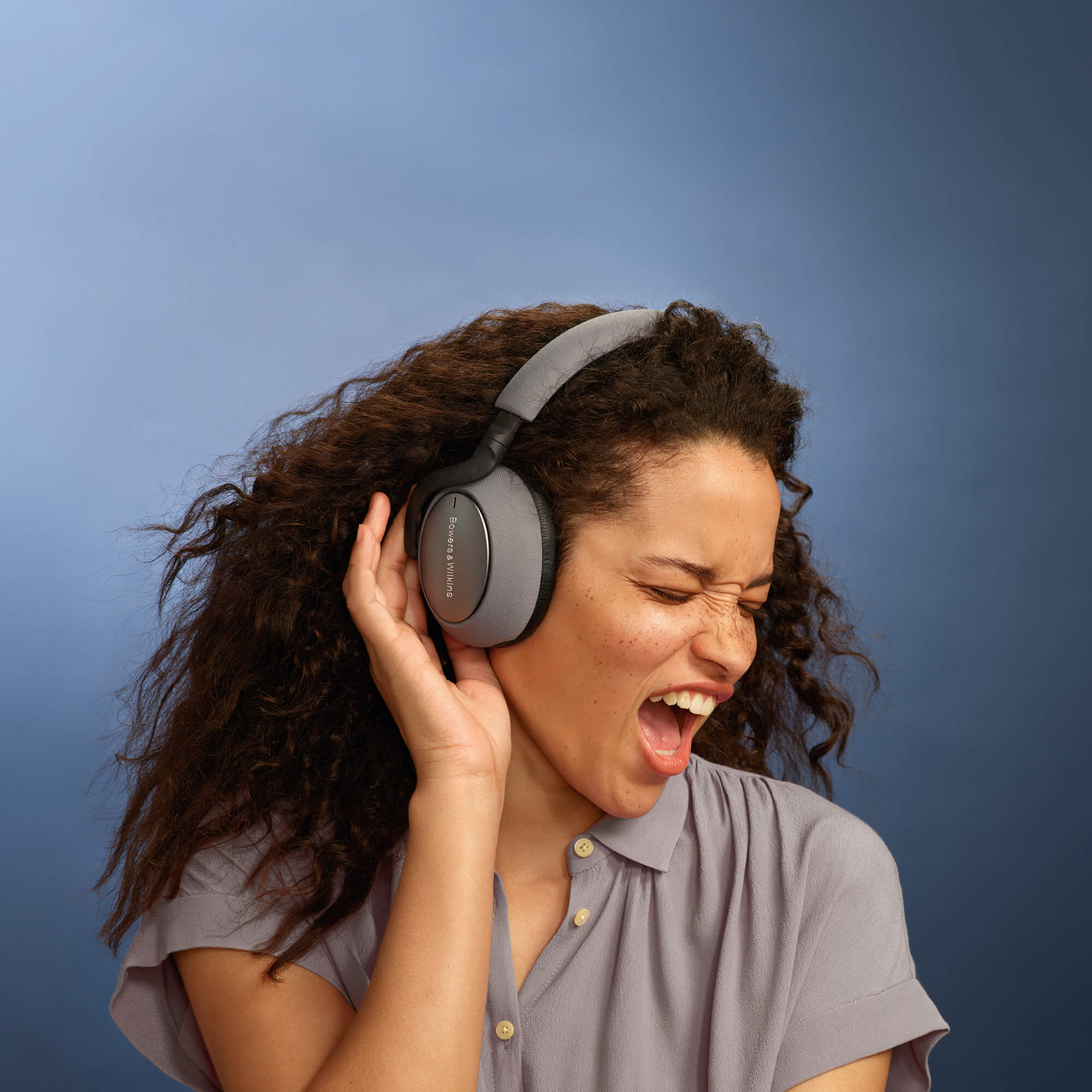 Frau hört Bowers & Wilkins PX7