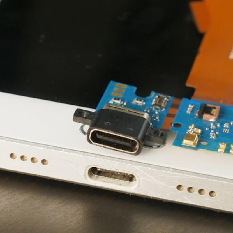 Beispiel für ein Ersatzteil, um den USB-C-Anschluss reparieren zu können. / Bild von Mika Baumeister-