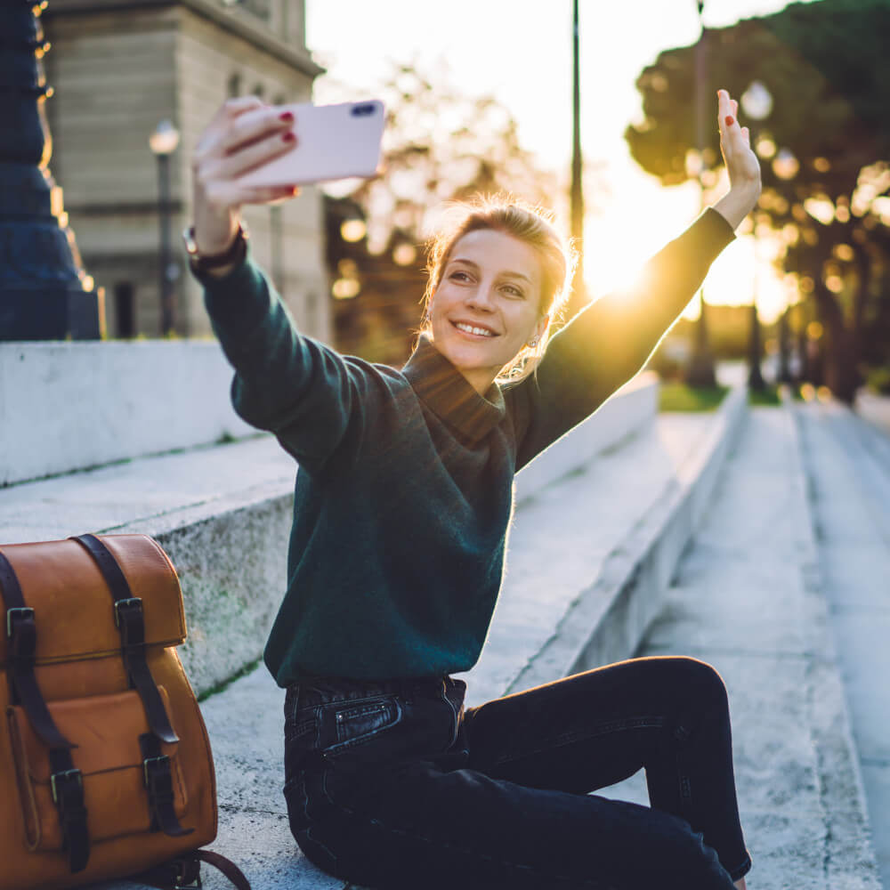 Instagramerin macht ein Selfie von sich.