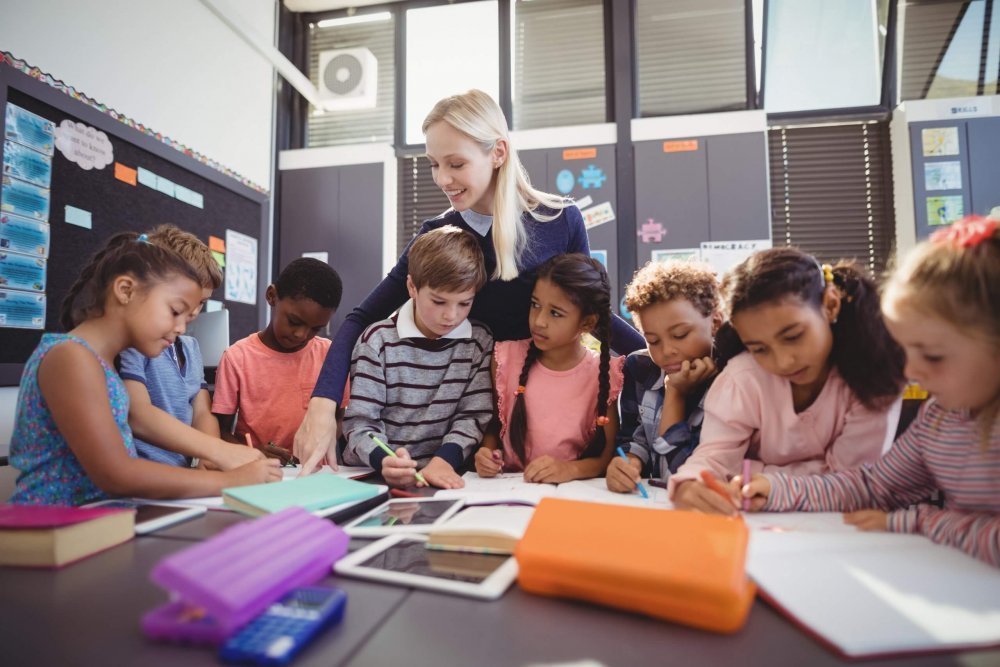 Schulkinder - Titelbild für Digitalisierung in der Schule von wavebreak 3 via Adobe Stock