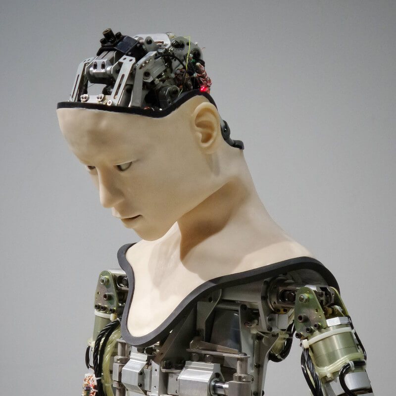 Roboter mit menschlichem Gesicht - Titelbild zu "Wie voreingenommen ist KI" / Foto von Franck V. via Unsplash