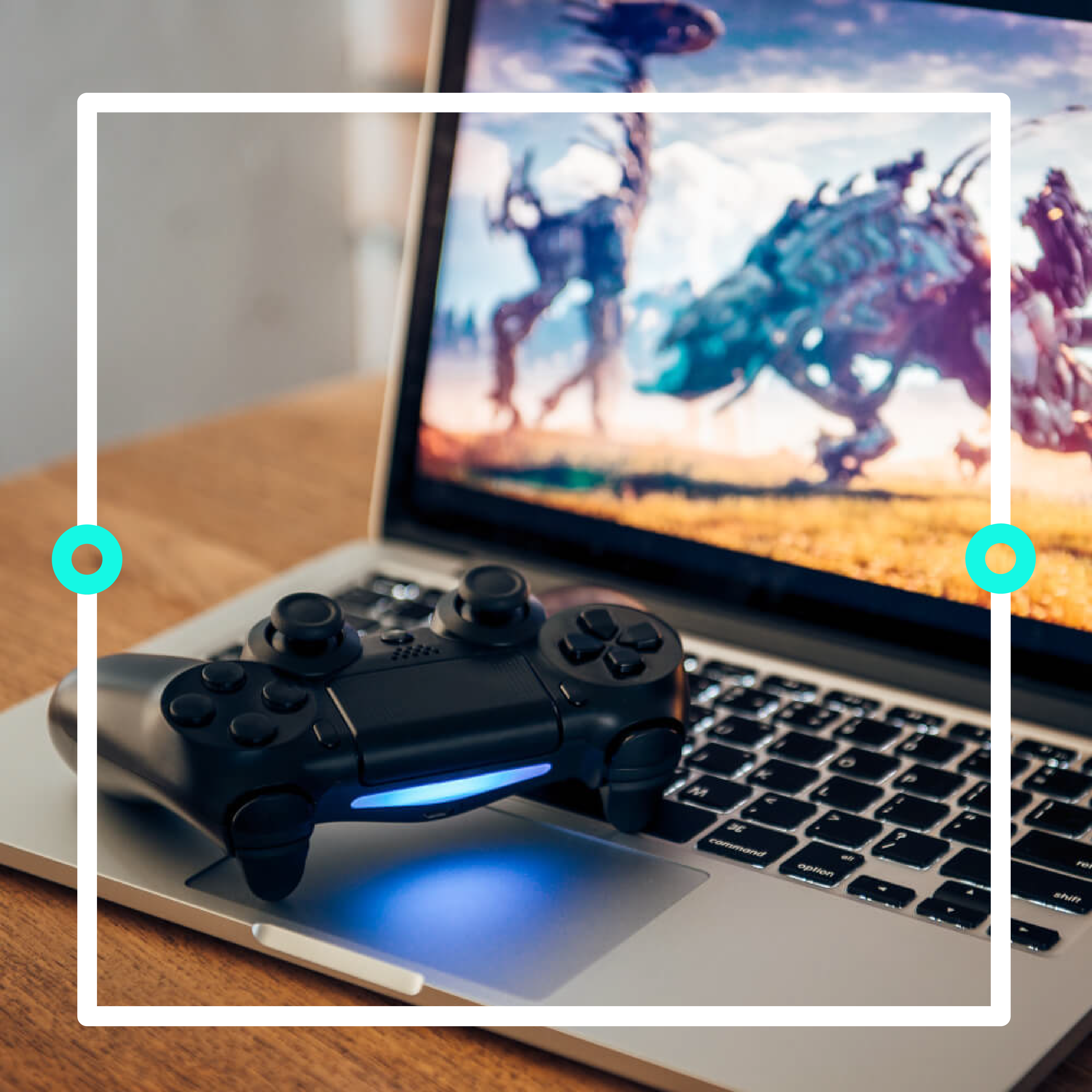 Ein Playstation 4 Controller auf einem Gaming Laptop