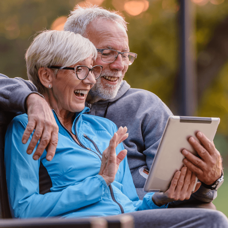 Ein älteres Paar, das zusammen ein Tablet hält und dieses freudig nutzt - Titelbild zu " WLAN in Altersheimen sollte eine Gegebenheit sein..." / Foto von © lordn via Adobe Stock