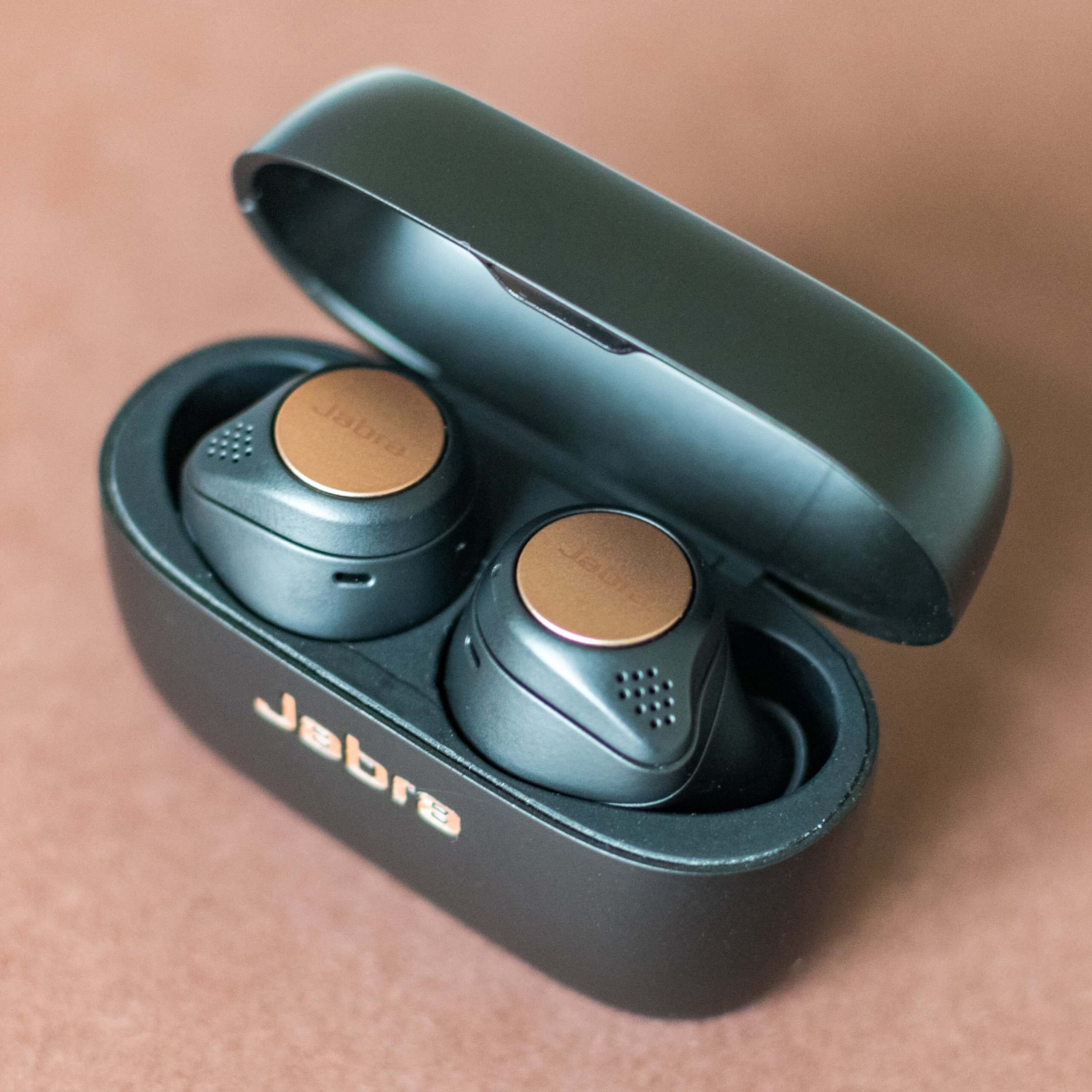 Jabra Elite Active 75 im Ladecase.