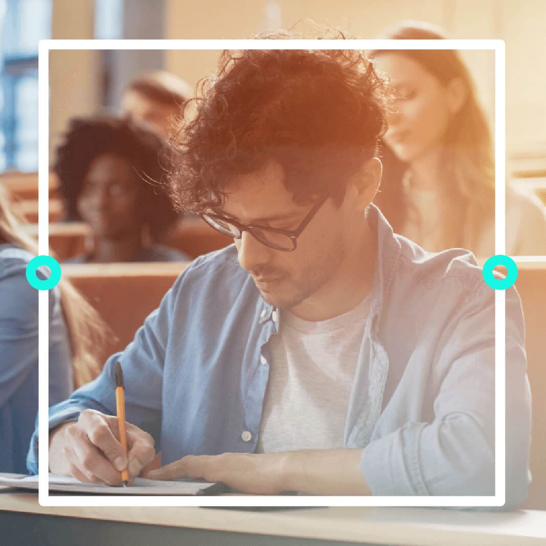 Männlicher Student sitzt im Hörsaal und macht sich Notizen - Titelbild zu "Kostenlose Software für Studenten" / Foto von Gorodenkoff via Adobe Stock