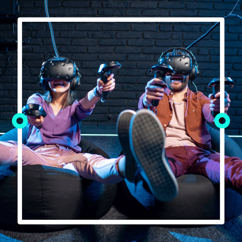 Zwei Freunde spielen VR-Games.
