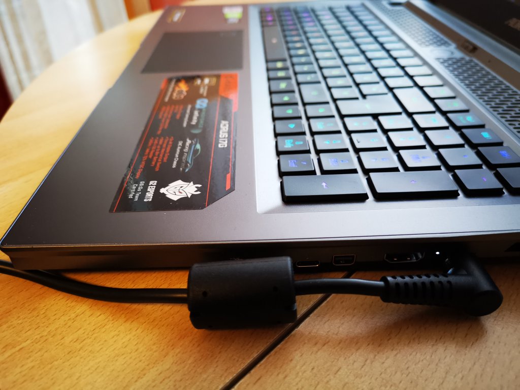 Seitenansicht auf das Aorus 17G und die Anschlüsse