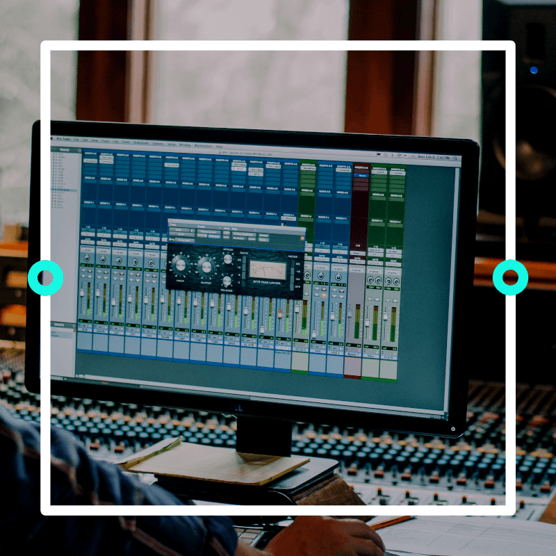 Monitor mit DAW zu sehen - Titelbild zu "Musik produzieren: Die besten DAWs für Anfänger*innen" / Foto von © Mike via Adobe Stock