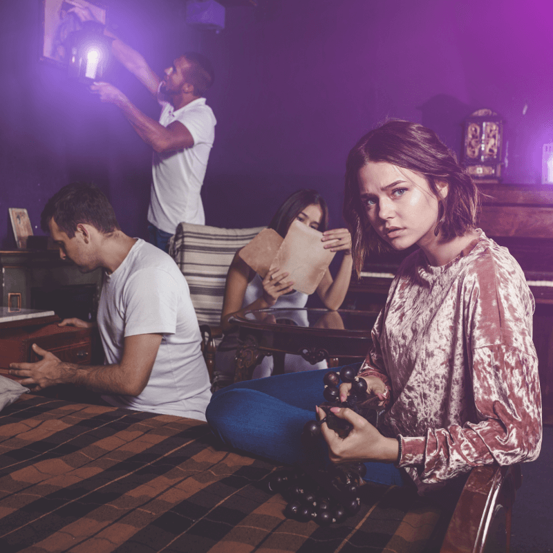 Vier Freunde auf der Suche nach Hinweisen in einem Escape Room