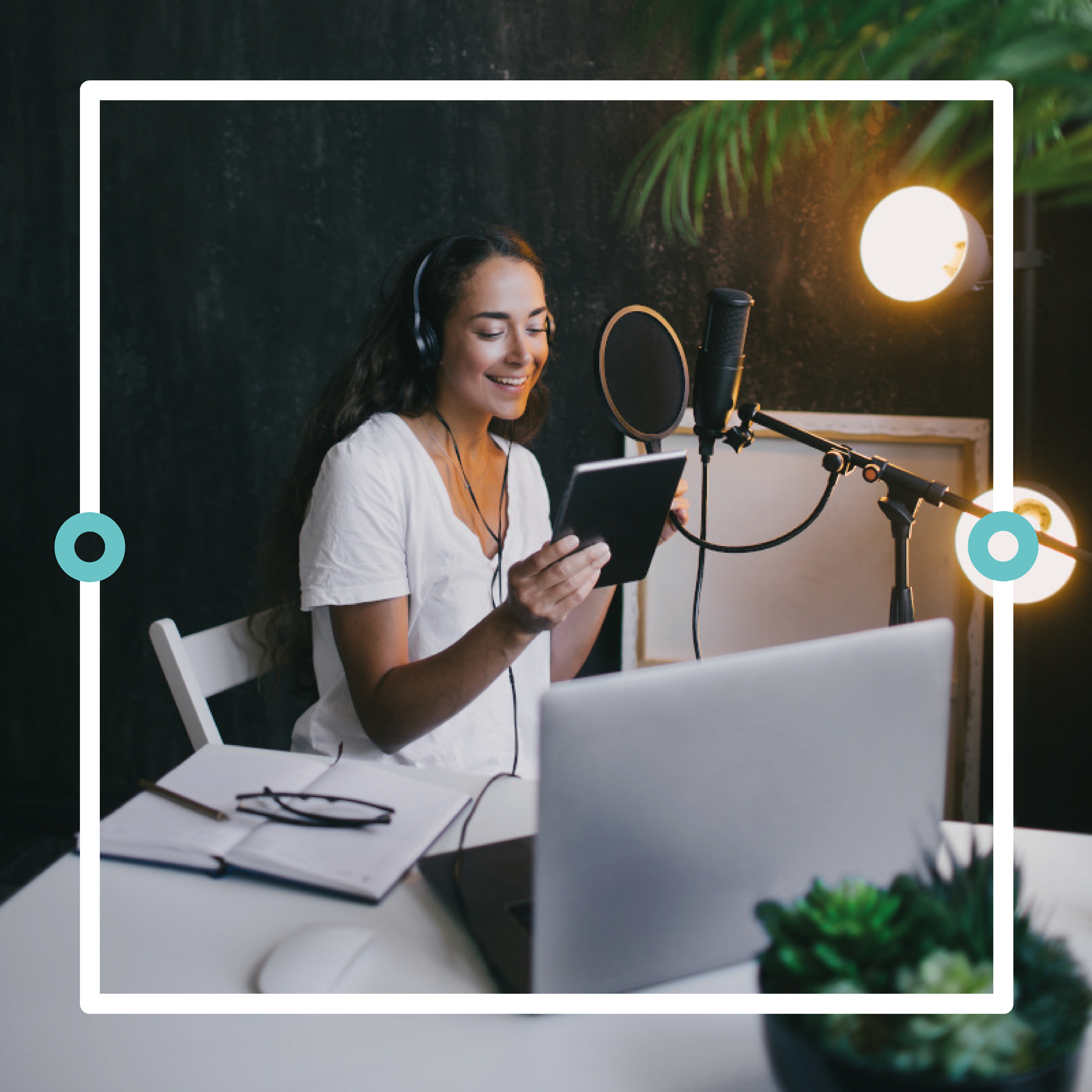 Frau mit Kopfhörern und Mikro - Titelbild zu " Aufbau von Podcast-Episoden, die im Kopf bleiben" / Foto von © polinaloves via Adobe Stock