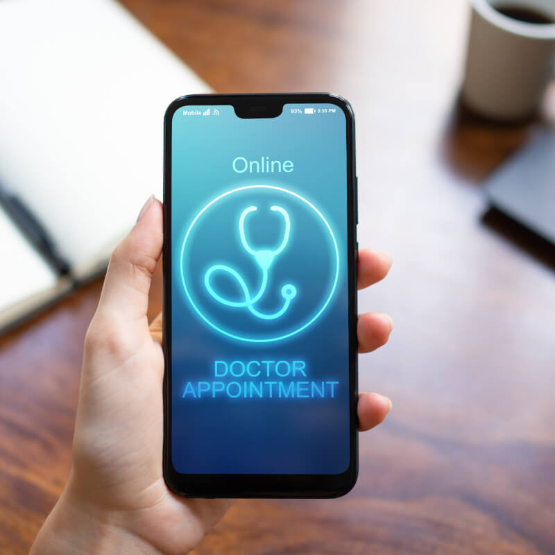 Hand mit leuchtendem Smartphone Bildschirm -Titelbild zu "Arzttermine online vereinbaren - Wie funktioniert der Arztbesuch per Klick?"/ Foto von ©WrightStudio via Adobe Stock