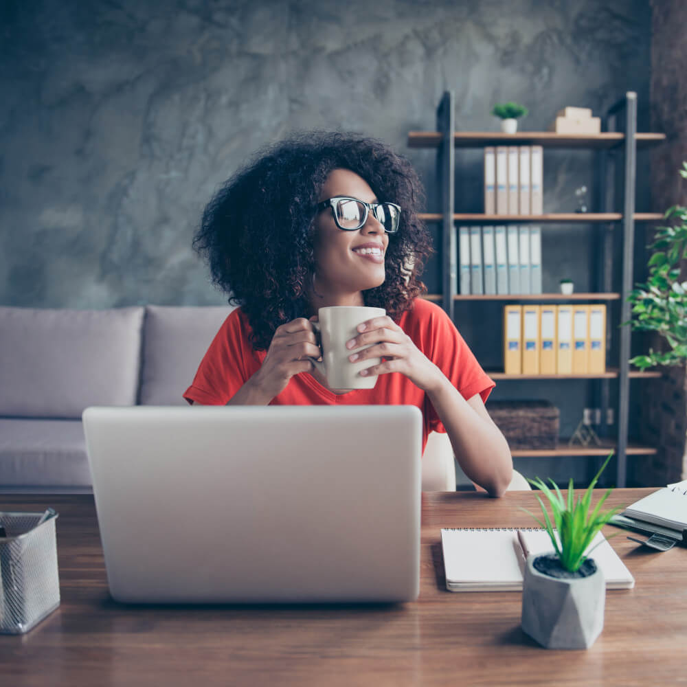 Eine Frau genießt beim Kaffee die Work-Life-Balance im Homeoffice
