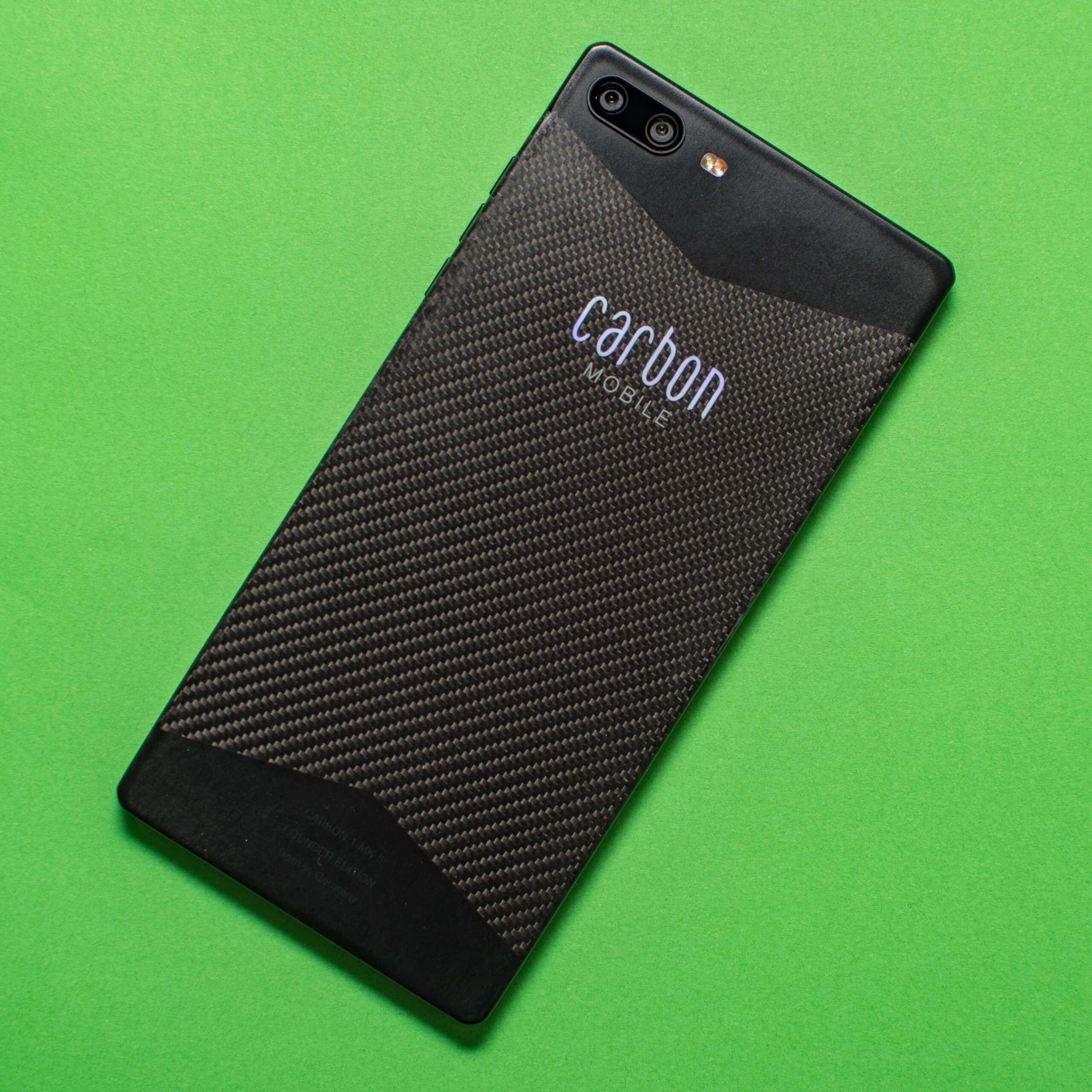 Auf der Rückseite des Carbon 1 Mk II prangt ein beleuchtetes Logo.