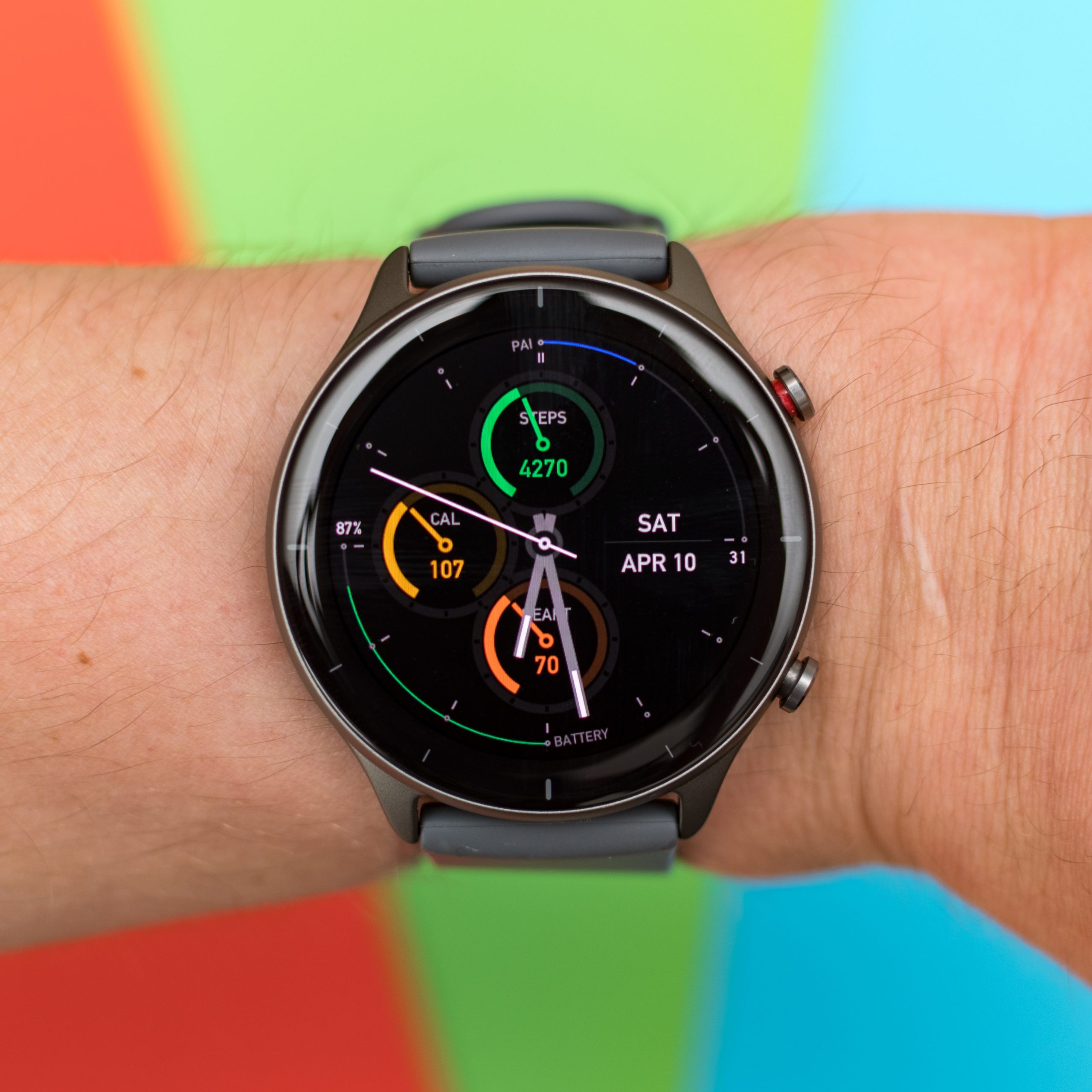 Die Amazfit GTR 2E am Handgelenk macht eine gute Figur.