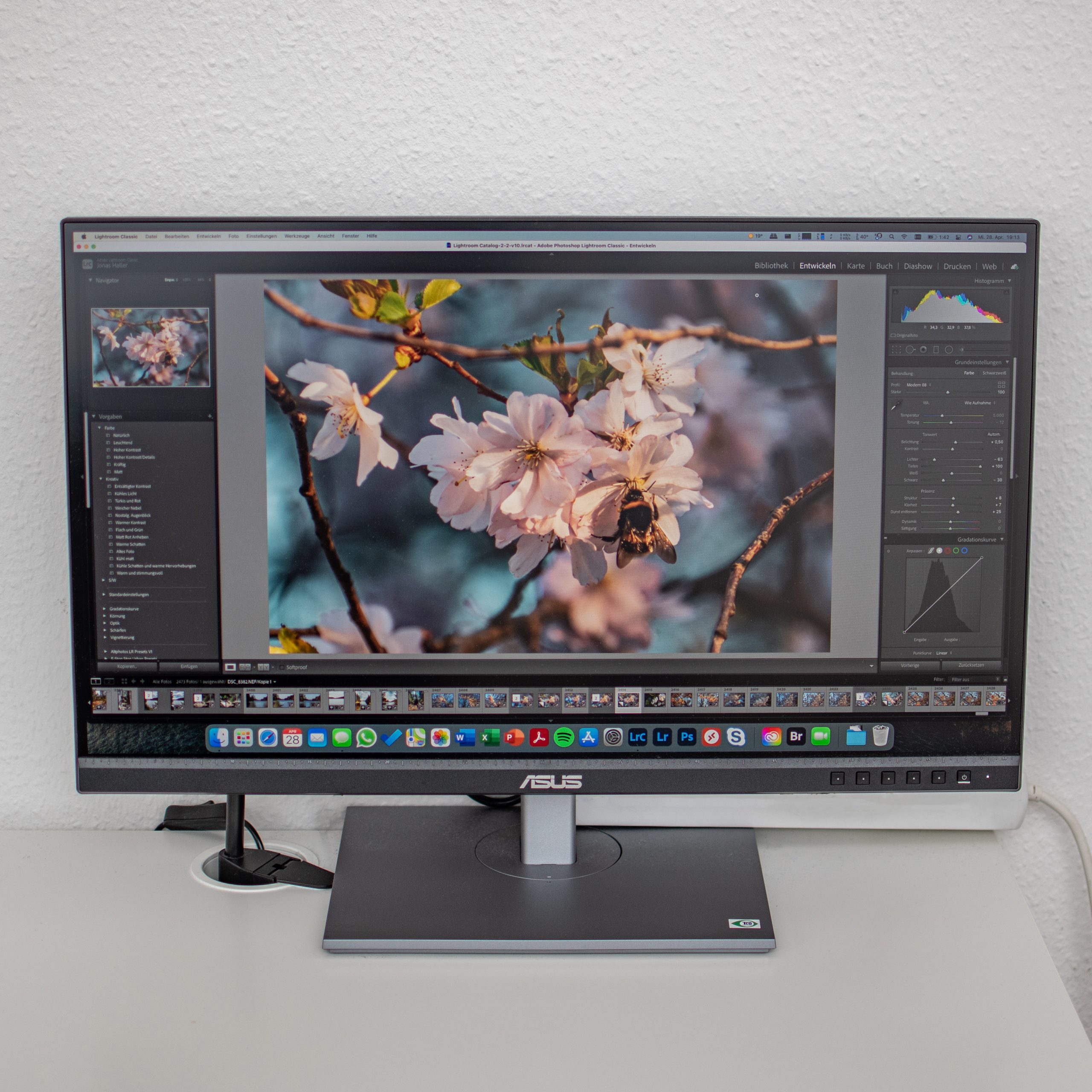 Der Asus ProArt PA278QV besitzt eine angenehme Größe.