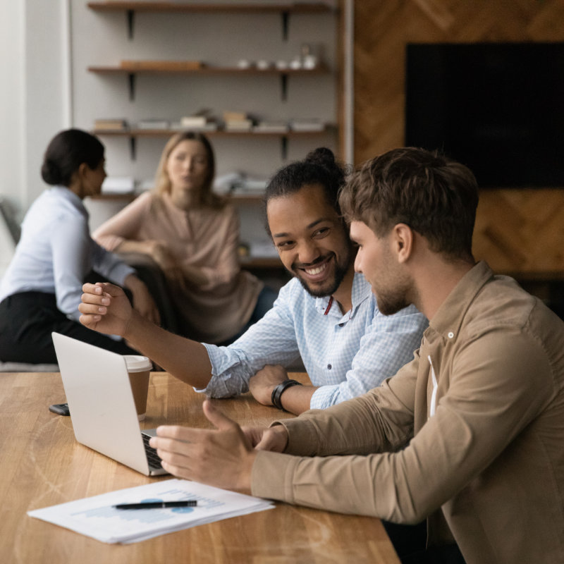 Zwei Mitarbeiter arbeiten im Rahmen on New Work in einem Büro an einem gemeinsamen Projekt