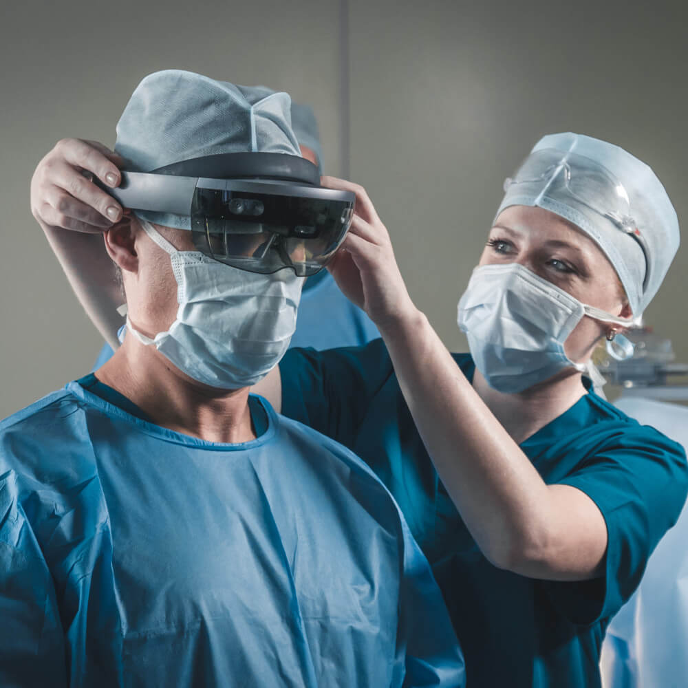 Arzt bekommt eine Augmented Reality-Brille aufgesetzt.