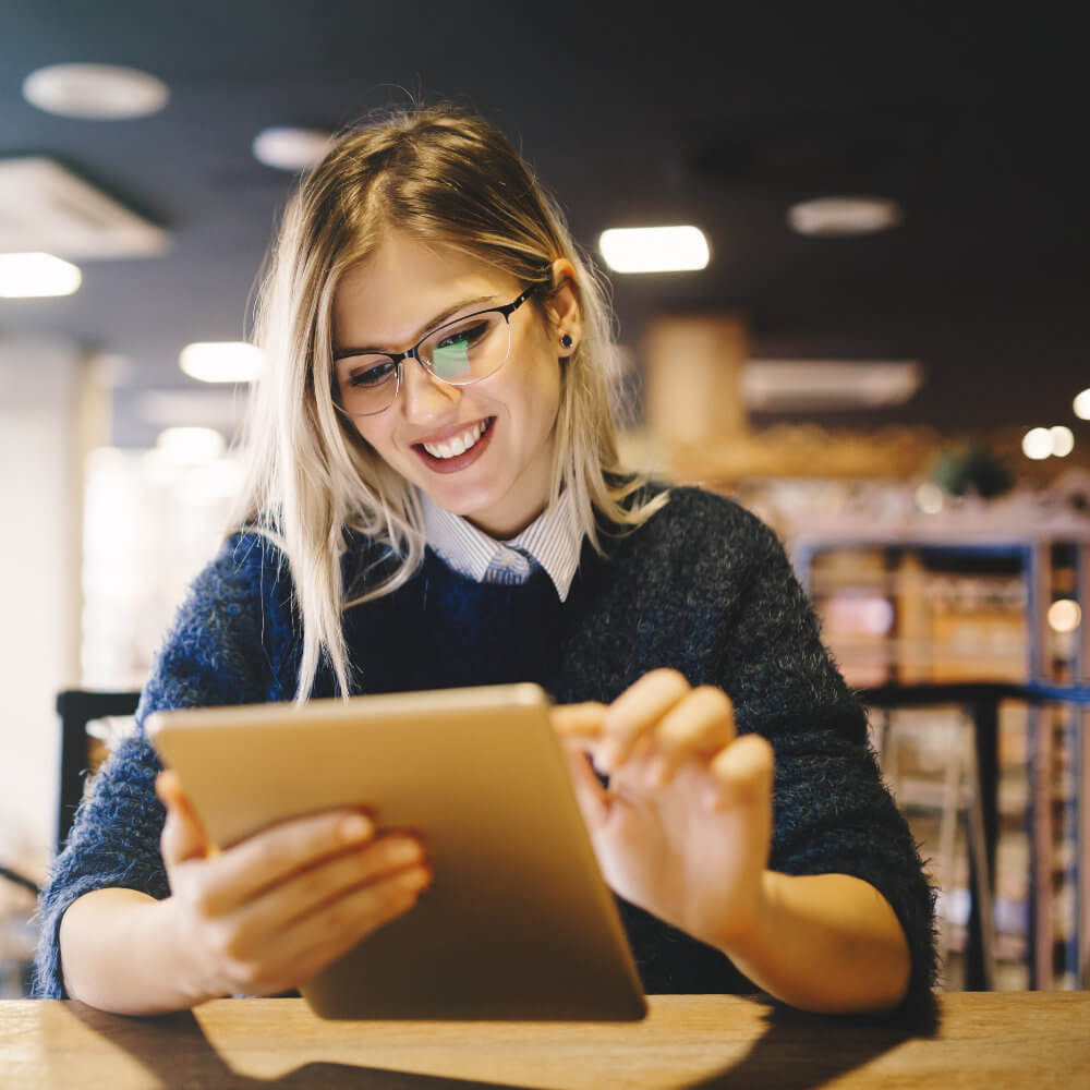 Studentin, die auf einem Tablet arbeitet