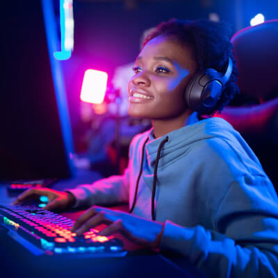 junge Frau mit Headset beim zocken.
