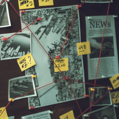 True Crime Szene, in der Indizien mit roten Fäden verbunden werden.