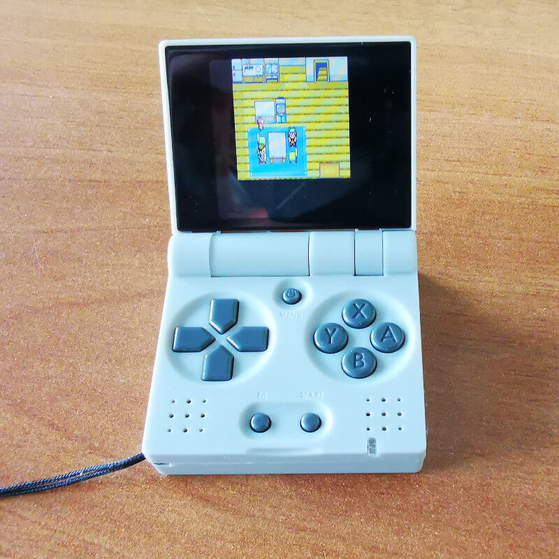 Ein aufgeklappter Funkey-S, in grau, der einem aufgeklappten Game Boy Advance stark ähnelt.