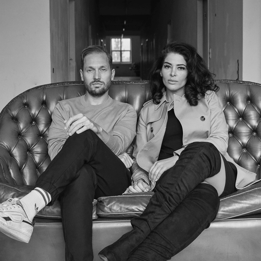 Die Podcastgäste Samira El Quassil und Friedemann Karig zusammen auf einem Sofa.