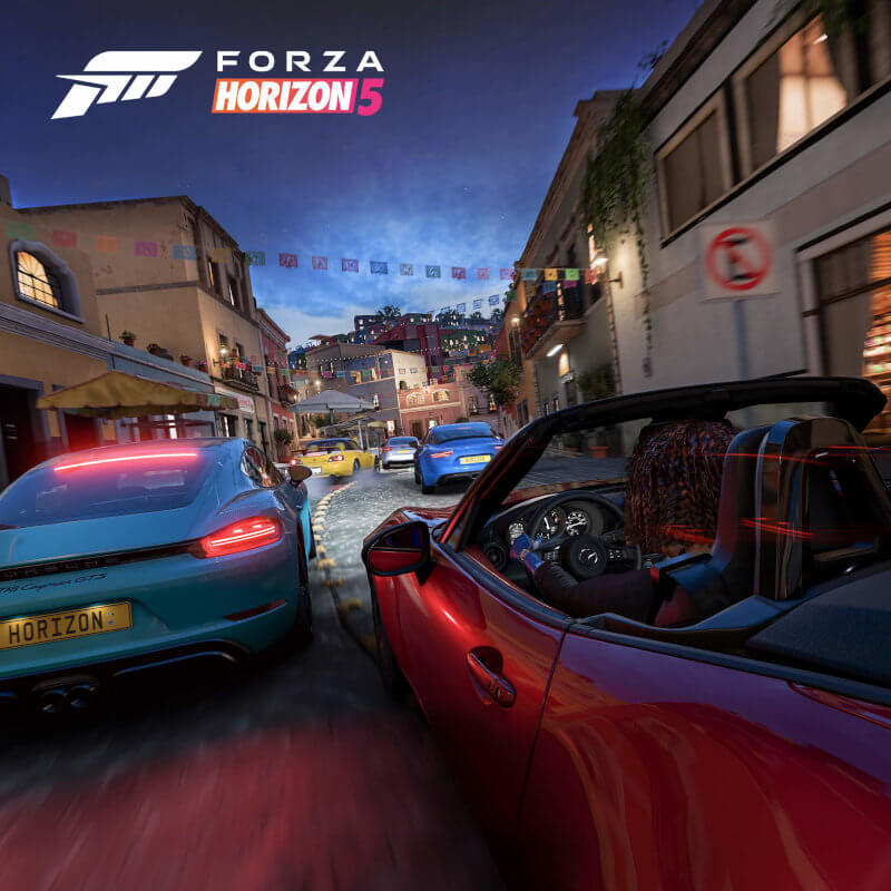 Mehrere Autos, die sich in Forza Horizon 5 ein Nachtrennen durch die engen Gassen einer Stadt liefern.