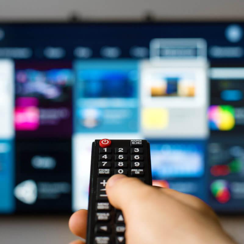 Internetfernsehen Coverbild: Mann hält Fernbedienung.