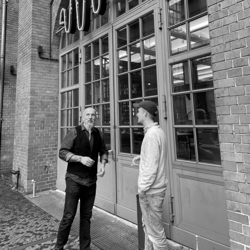 Iven und Moritz vor dem Amplifier Berlin