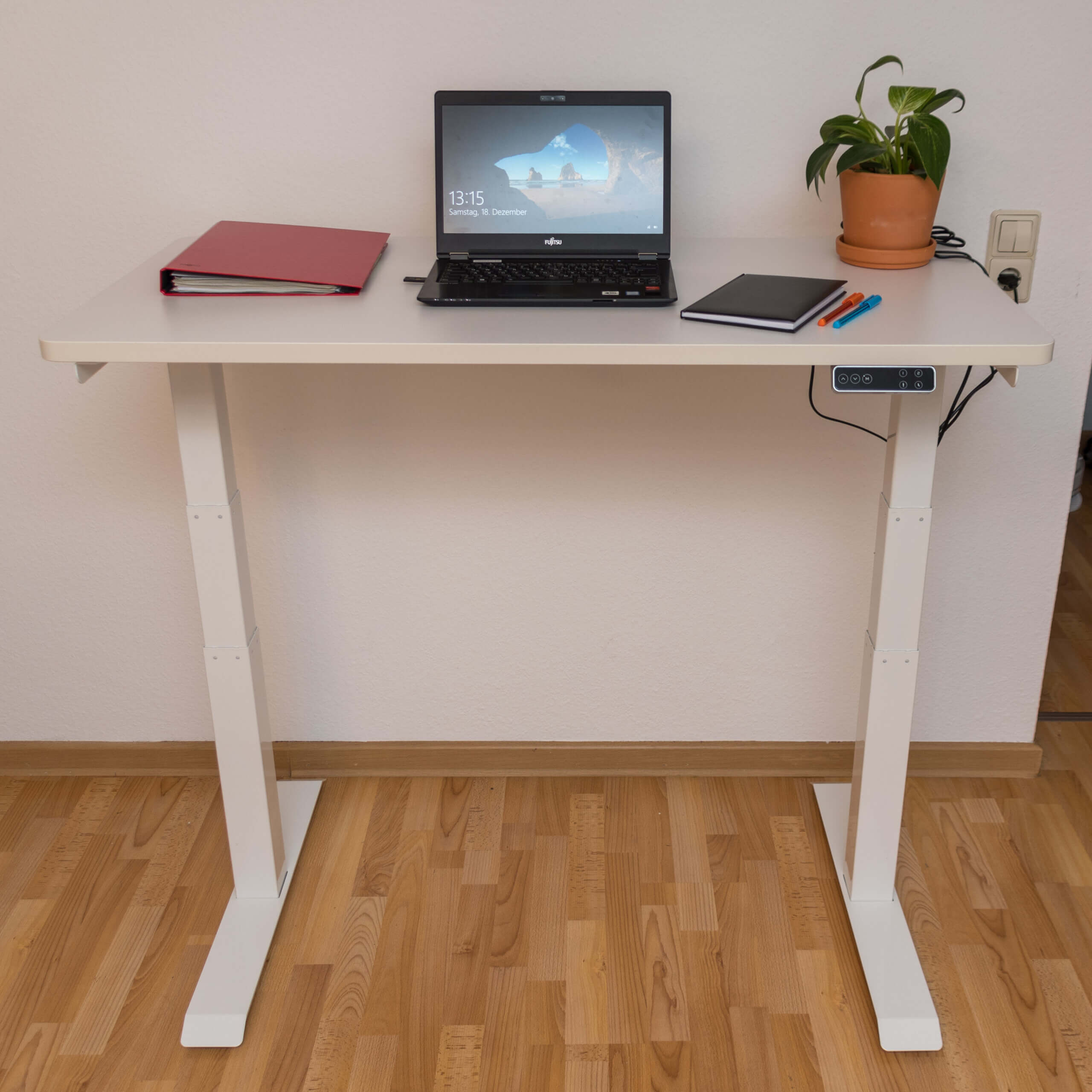 Der aufgestellte Flexispot E7 in passender Höhe um im Stehen zu arbeiten.