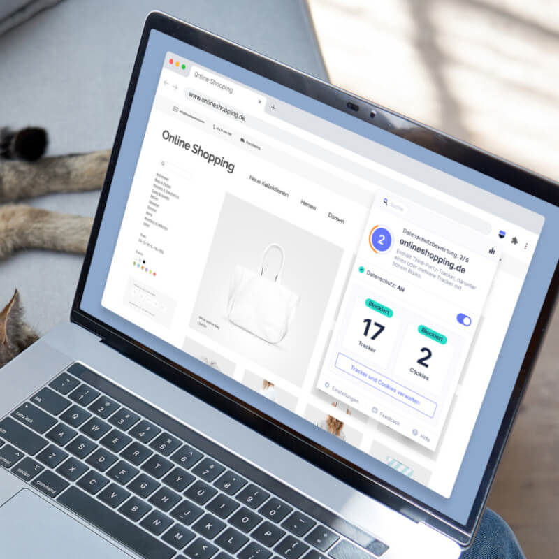 Ein Laptop, auf dem eine Seite geöffnet ist und die Startpage Browser-Erweiterung Informationen über Tracker und gesammelte Cookies liefert.