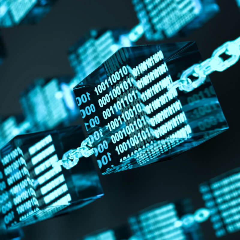 Blockchain visualisiert als Gläserne Blöcke mit Einsen und Nullen, die durch Ketten verbunden sind.