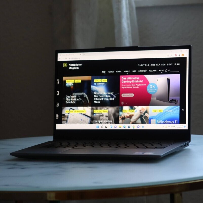 Das Gigabyte U4 Ultrabook aufgeklappt auf dem Tisch mit geöffneter Netzpiloten-Seite.