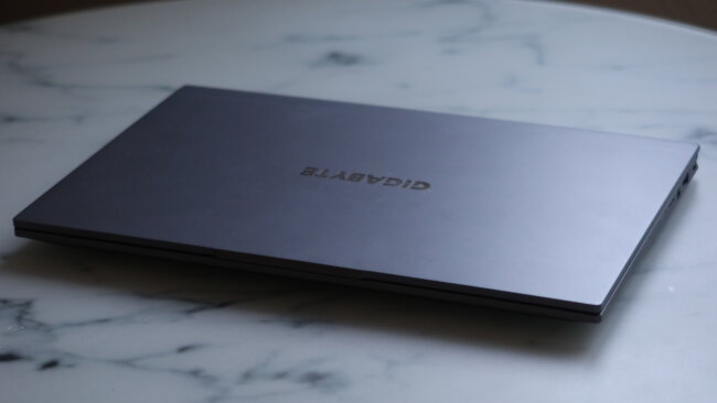 Bild des Gigabyte U4 im Test - zugeklappt