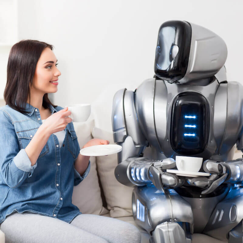 Frau und Roboter unterhalten sich