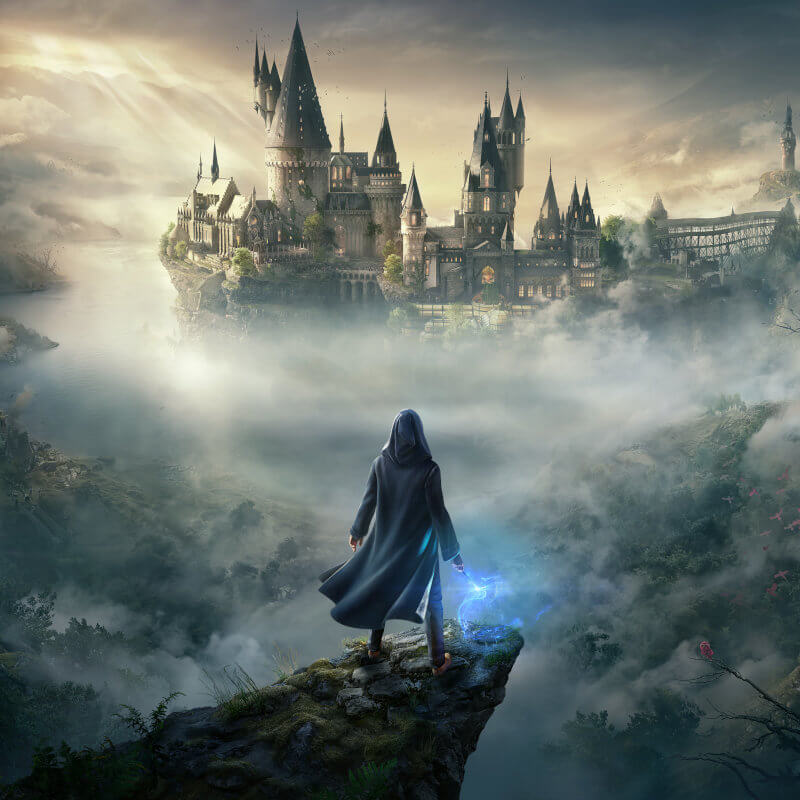 Hauptcharakter steht mit leuchtendem Zauberstab auf einer Klippe. Hinter ihm erhebt sich im Nebel das Schloss Hogwarts.
