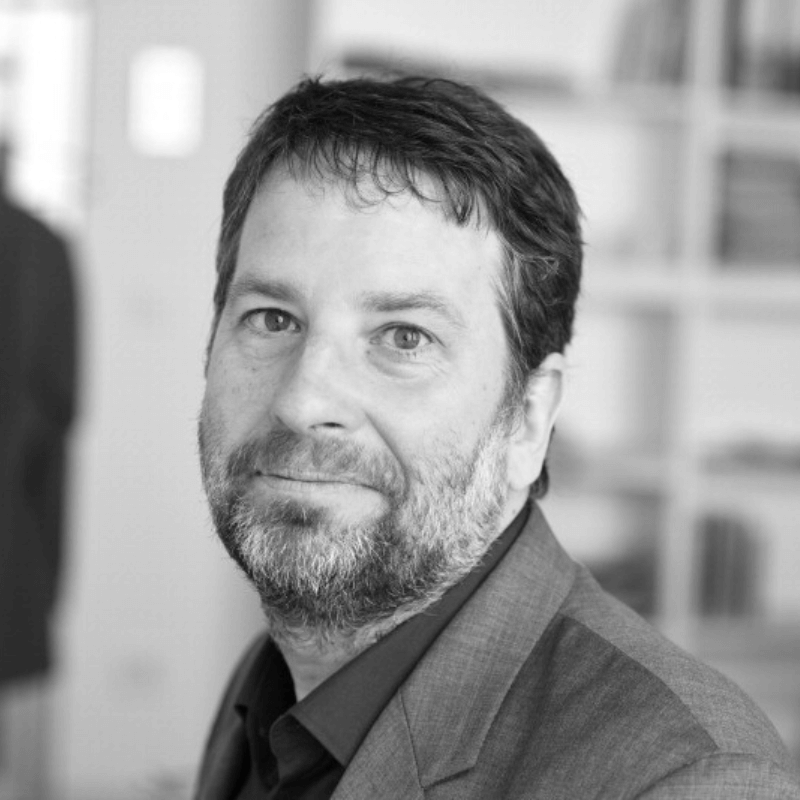 Alexander Hagelüken im Porträt er lächelt mit geneigtem Kopf in die Kamera